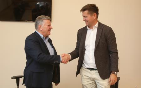 PODPIS POGODBE DOLENJE JEZERO 13 FOTO LJUBO VUKELIČ